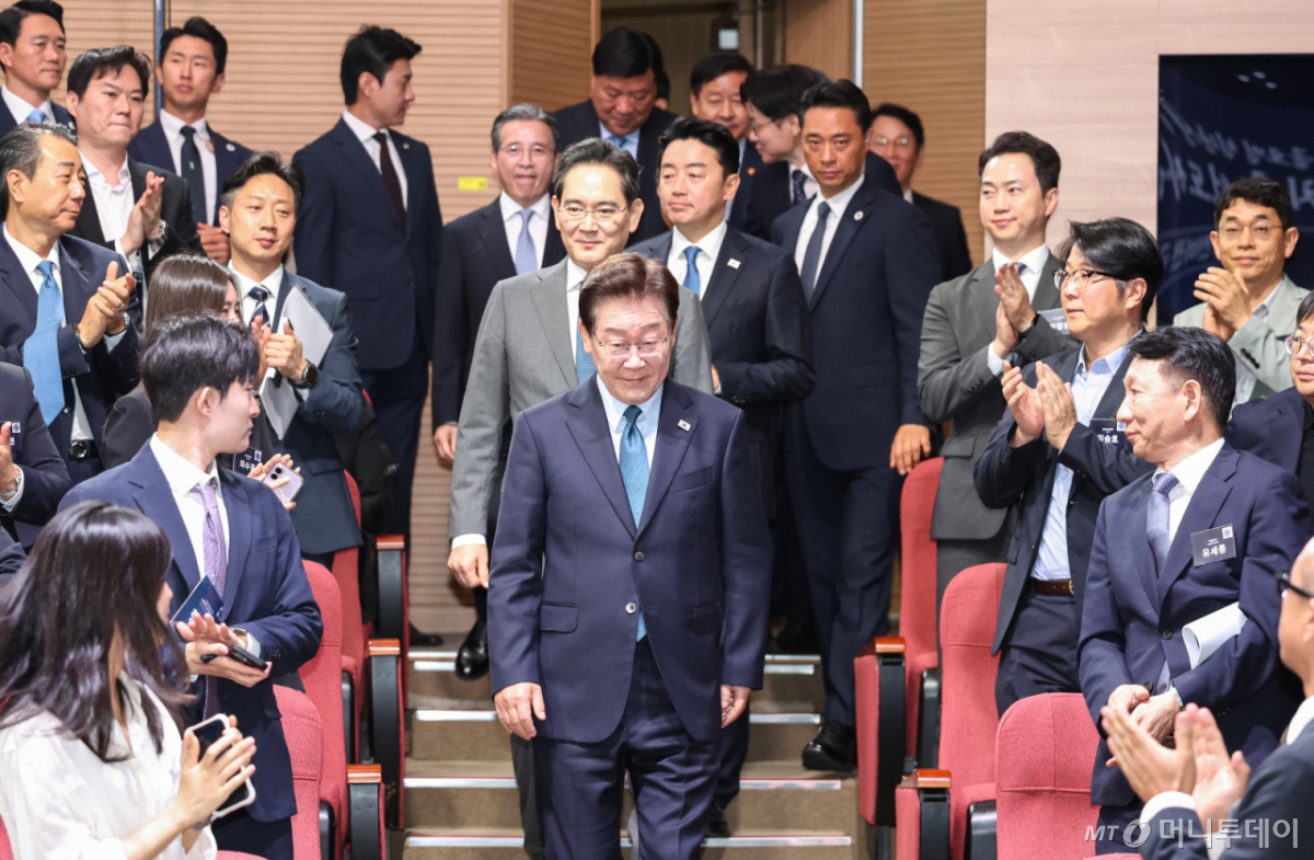 [아산=뉴시스] 최동준 기자 = 이재명 대통령이 2일 충남 아산시에서 열린 이재명 대통령 주재 충청권  첨단산업 발전비전 국민보고회에 입장하고 있다. 2026.07.02. photocdj@newsis.com /사진=