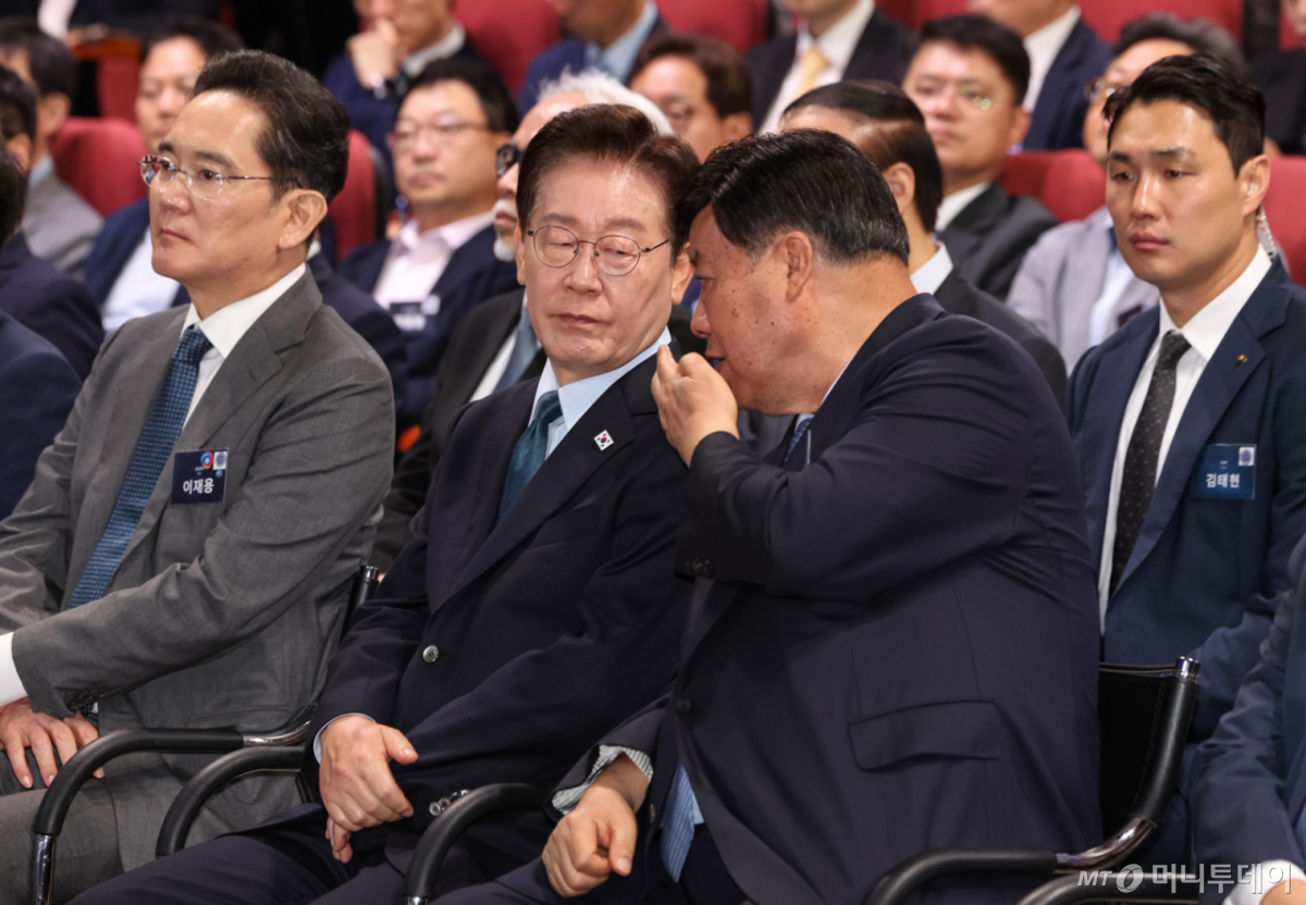 (아산=뉴스1) 허경 기자 = 이재명 대통령과 서정진 셀트리온 회장이 2일 충남 아산에서 열린 충청권 첨단산업 발전비전 국민보고회에서 대화를 하고 있다. 2026.7.2/뉴스1 Copyright © 뉴스1. All rights reserved. 무단 전재 및 재배포, AI학습 이용 금지. /사진=(아산=뉴스1) 허경 기자