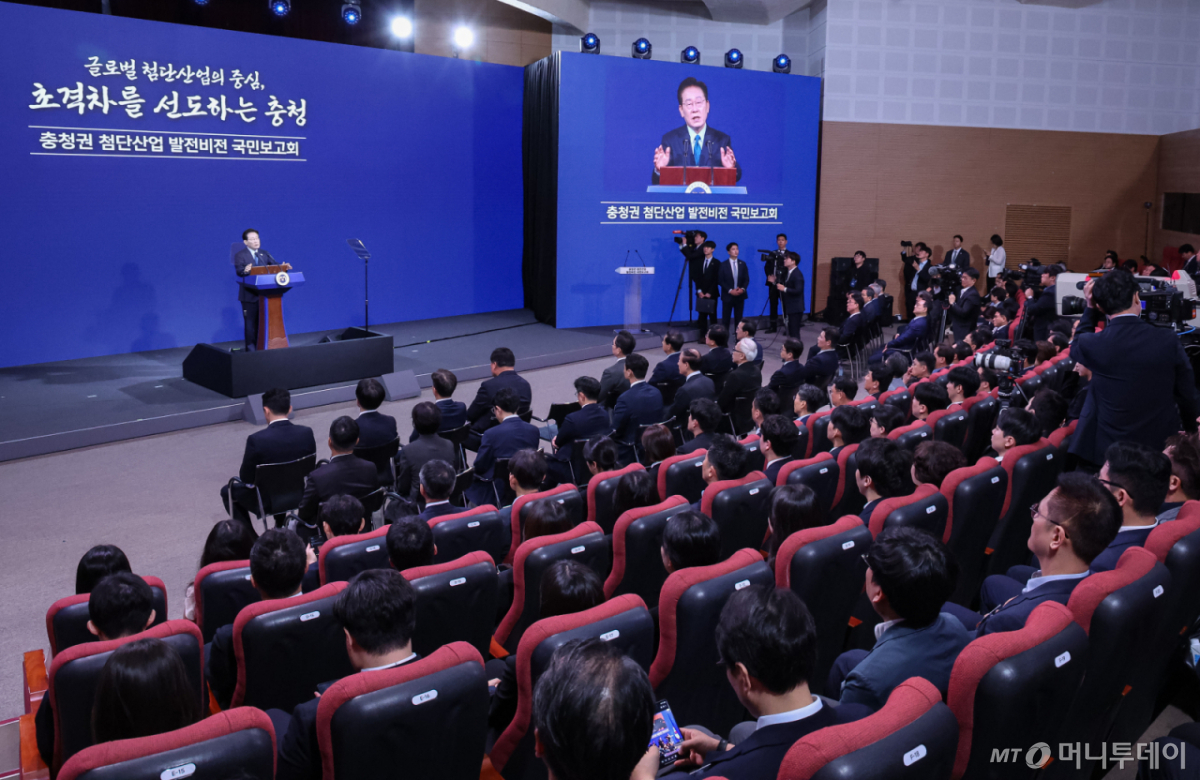 [아산=뉴시스] 최동준 기자 = 이재명 대통령이 2일 충남 아산시에서 열린 충청권  첨단산업 발전비전 국민보고회에서 축사를 하고 있다. 2026.07.02. photocdj@newsis.com /사진=