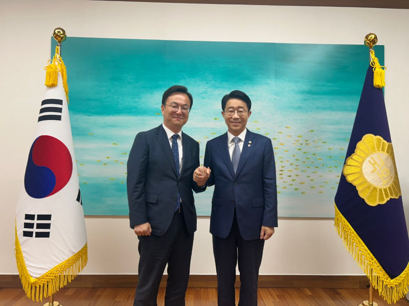 이동현 더불어민주당 시흥을 지역위원회 위원장 직무대행(왼쪽)이 조정식 국회의장과 손을 잡고 있다./사진제공=더불어민주당 시흥을지역위원회