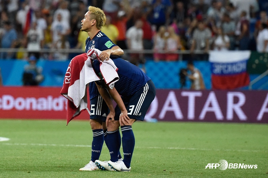 2018 러시아 월드컵 16강전에서 벨기에에 패한 뒤 아쉬워하는 일본 선수들. /AFPBBNews=뉴스1