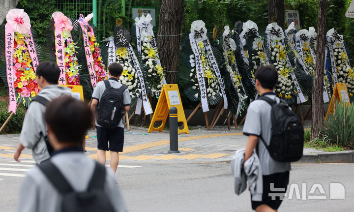배재고 야구부를 비판하는 근조 화환과 응원 화환이 2일 서울 강동구 배재고 앞에 나란히 놓여 있는 모습. /사진=뉴시스
