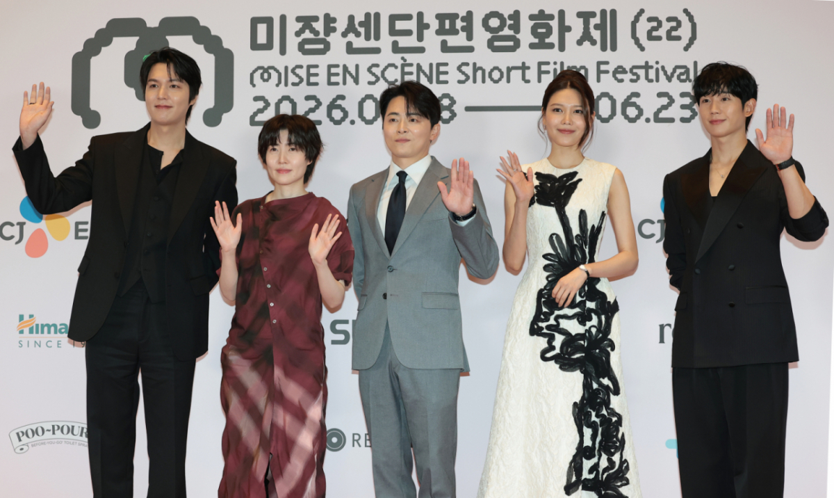 배우 이민호(왼쪽부터)와 심은경, 조정석, 최수영, 정해인이 18일 서울 용산구 CGV 용산아이파크몰에서 열린 ’22회 미쟝센단편영화제‘ 개막식에 참석해 포즈를 취하고 있다. /사진=뉴스1