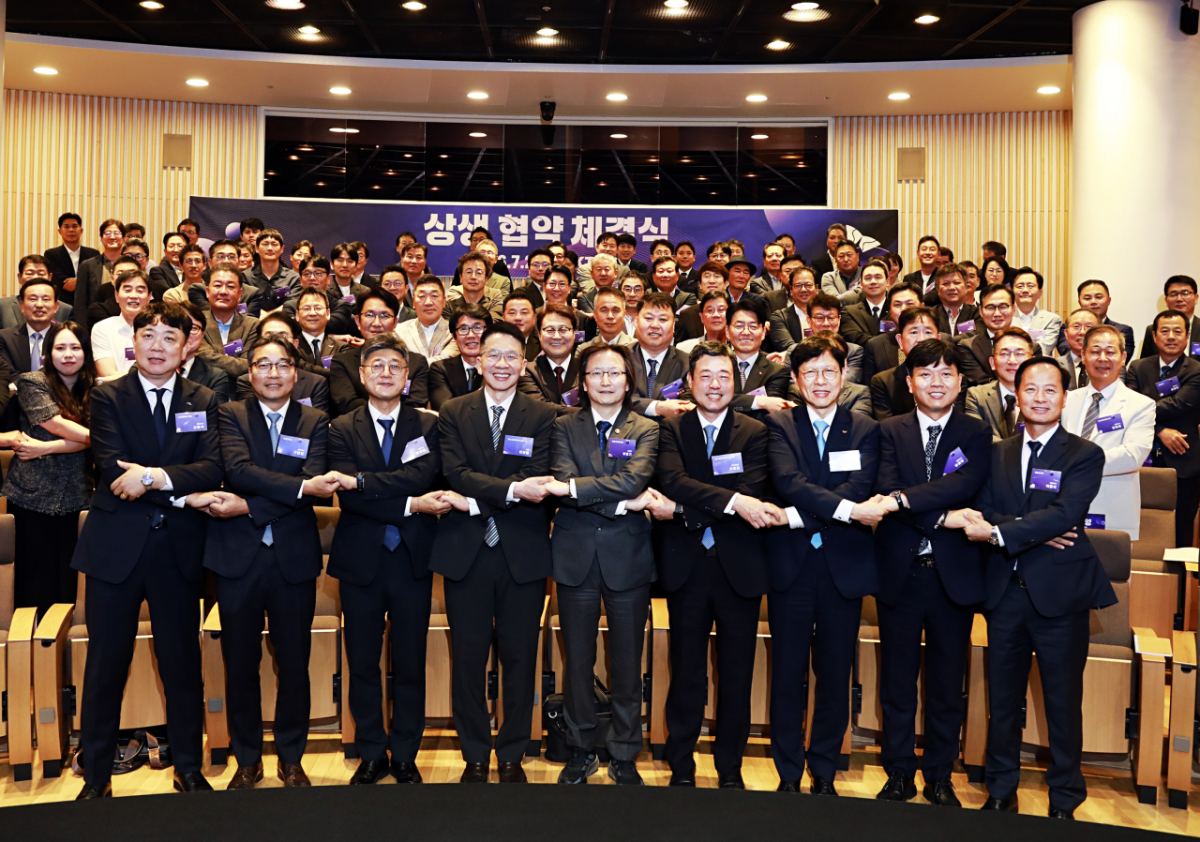 2일 서울 중구 SKT타워에서 열린 ‘SK-1·2·3차 협력사 간 상생 협약’ 체결식에서 정재헌(앞줄 왼쪽 세번째부터) SK텔레콤 최고경영자, 최창원 SK수펙스추구협의회 의장, 주병기 공정거래위원장, 지동섭 SK수펙스추구협의회 SV위원장, 안현 SK하이닉스 사장 등 참석자들이 기념 촬영을 하고 있다./사진=SK