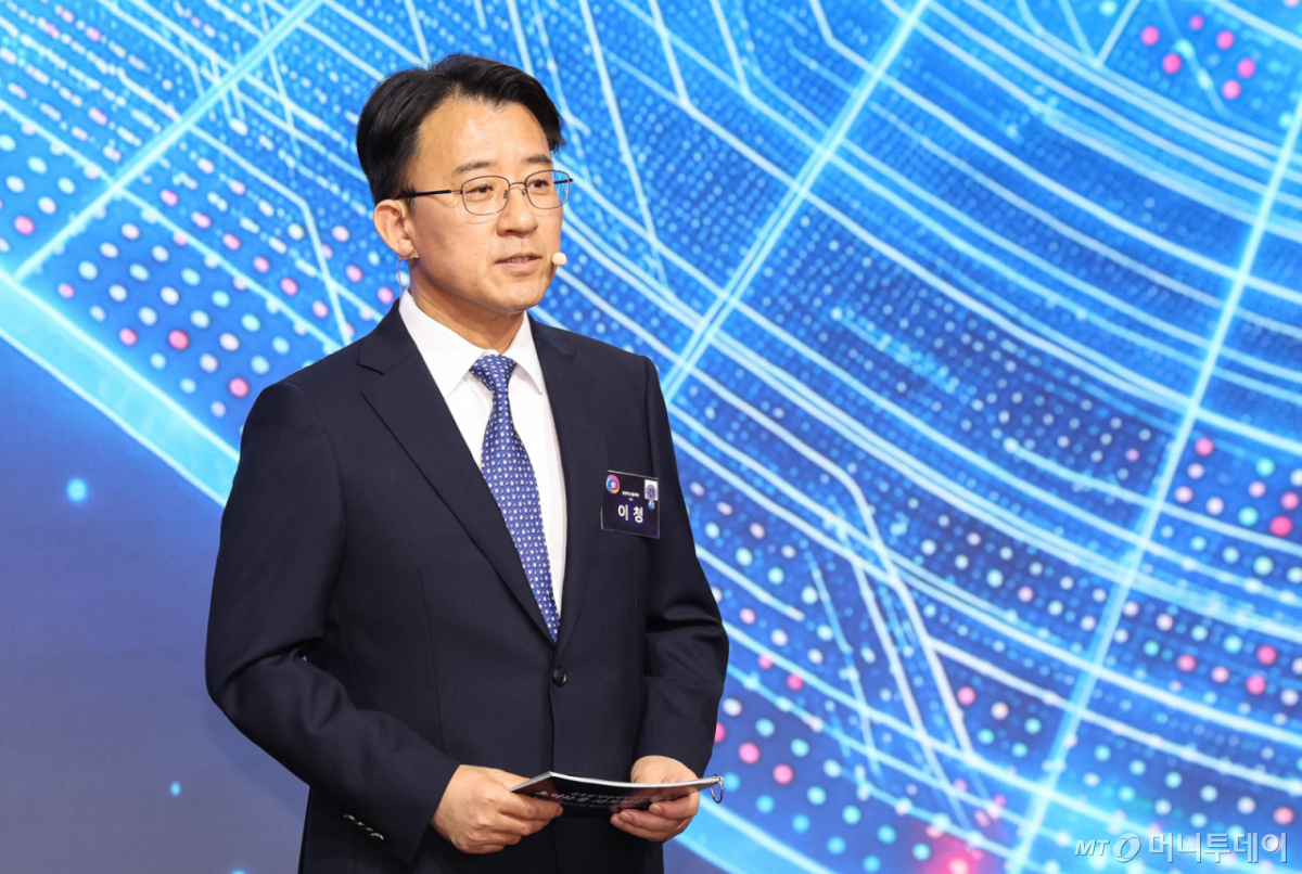 이청 삼성디스플레이 대표이사가 2일 충남 아산시에서 열린 이재명 대통령 주재 충청권 첨단산업 발전비전 국민보고회에서 투자 계획을 발표하고 있다 /사진=뉴시스