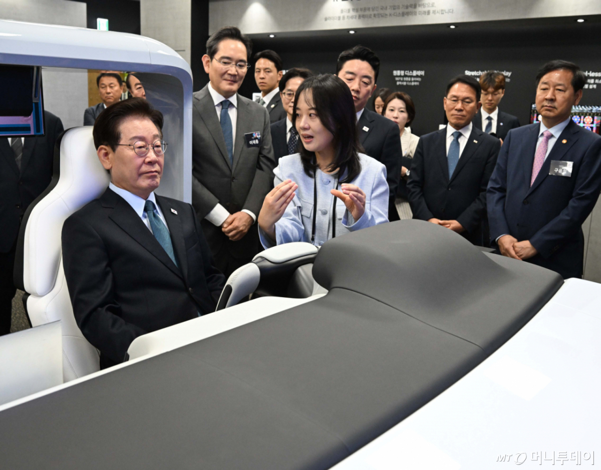 (아산=뉴스1) 허경 기자 = 이재명 대통령이 2일 충남 아산에서 열린 충청권 첨단산업 발전비전 국민보고회에서 관계자로부터 스마트 자동차에 대한 설명을 듣고 있다. 2026.7.2/뉴스1 Copyright © 뉴스1. All rights reserved. 무단 전재 및 재배포, AI학습 이용 금지. /사진=(아산=뉴스1) 허경 기자