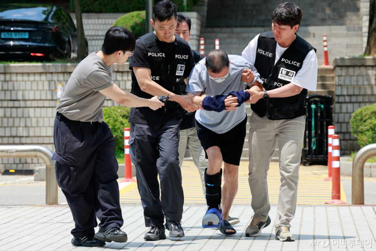 서울 종로구 광화문 일민미술관에서 흉기를 휘두른 혐의를 받는 70대 남성 A씨가 지난달 28일 오후 서울 서초구 중앙지방법원에서 살인미수 등 혐의와 관련 구속 전 피의자 심문(영장실질심사)에 출석하고 있다./사진=뉴스1.