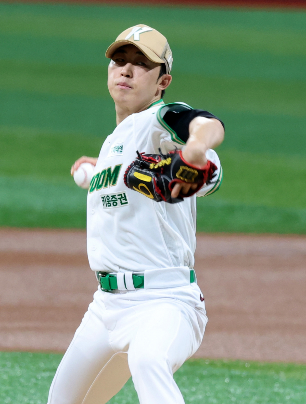 키움 우완투수 배동현이 2일 고척스카이돔에서 열리는 2026KBO리그 키움히어로즈와 LG트윈스 경기에서 선발로 나와 1회초 3실점하고 있다. 2026.07.02. /사진=강영조 cameratalks@