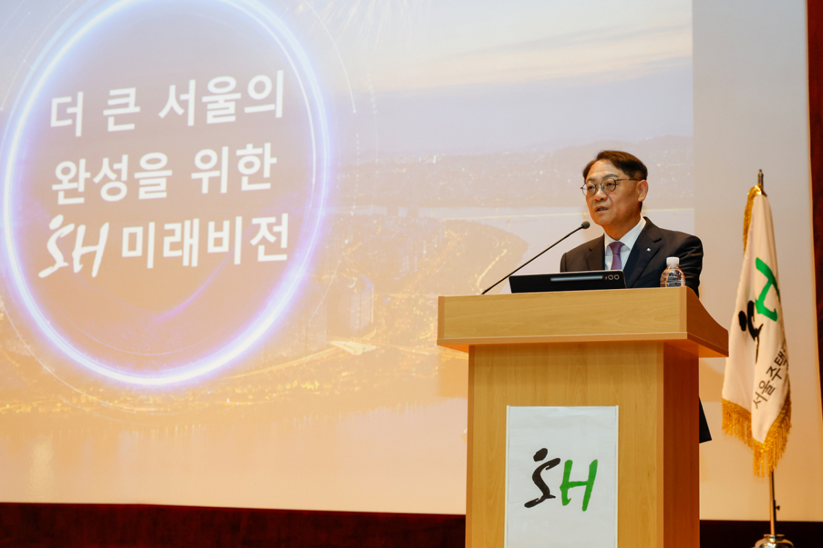 황상하 SH 사장이 2일 SH 미래 비전을 발표하고 있다./사진제공=SH