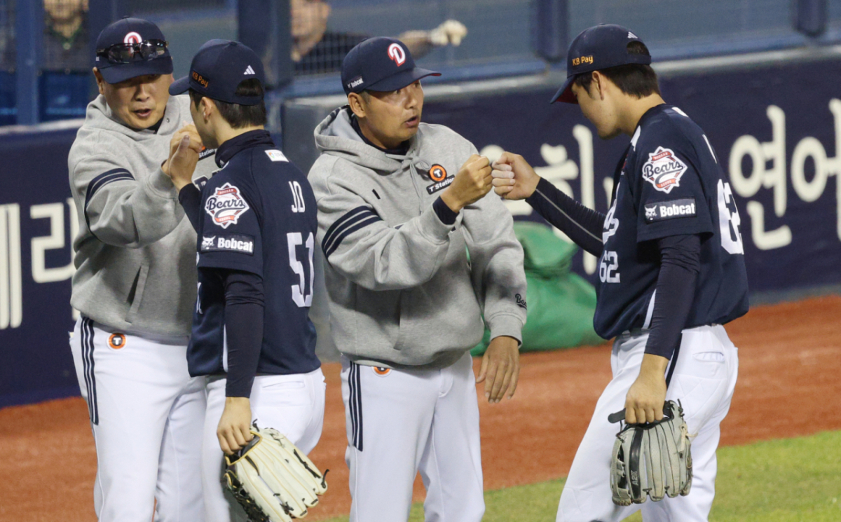 2026 신한 SOL KBO리그 LG 트윈스 대 두산 베어스 경기가 지난 5월 7일 서울 잠실야구장에서 열렸다.  두산 선수들이 LG에 3-2로 승리한 후 김원형 감독과 하이파이브하고 있다. /사진=김진경 대기자