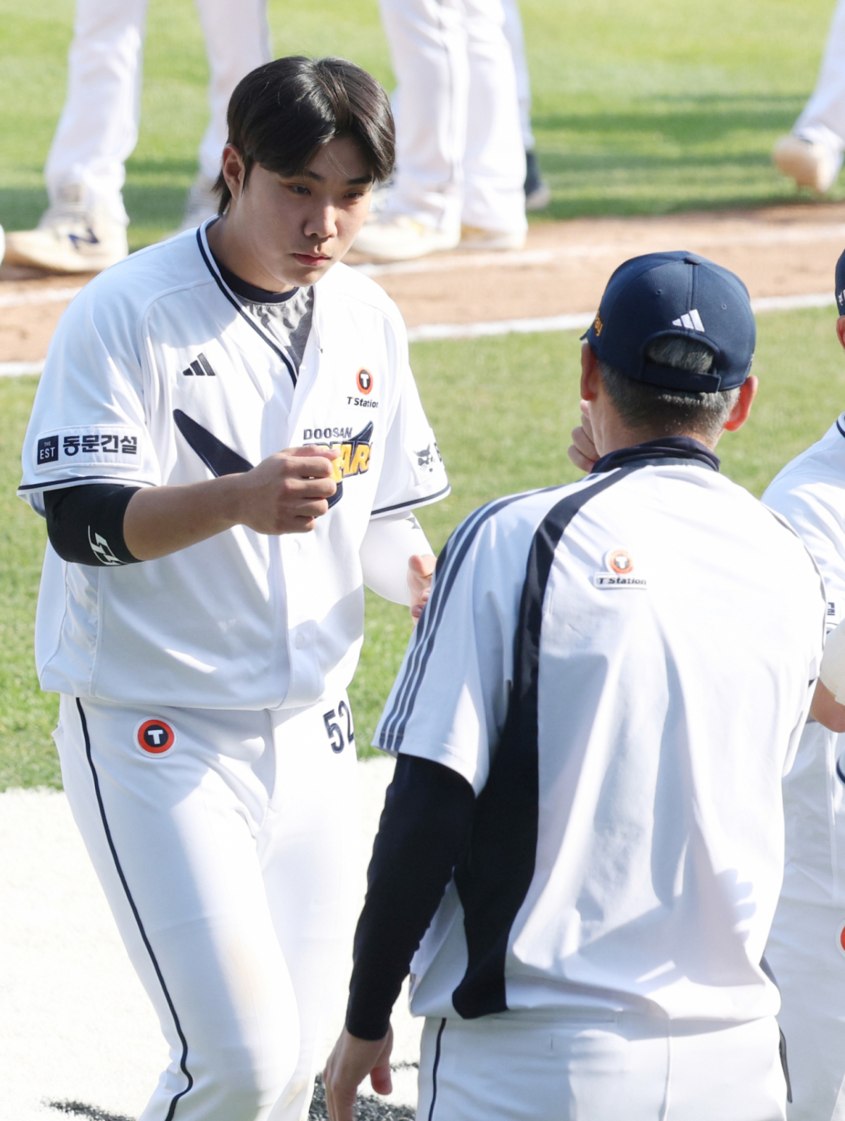 2026 신한 SOL KBO리그 두산 베어스 대 SSG 랜더스 경기가 지난 5월 10일 서울 잠실야구장에서 열렸다.  박준순을 비롯한 두산 선수들이 SSG에 3-1로 승리한 후 김원형 감독과 하이파이브하고 있다. /사진=김진경 대기자