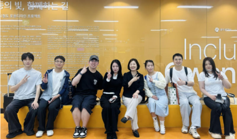 김영주 가톨릭대학교 공연예술문화학과 지도교수(가운데)와 대학원생들이 '2026년 한국지역문화학회·한국문화경제학회 춘계공동학술대회' 참석을 기념하며 단체 촬영을 하고 있다./사진제공=가톨릭대