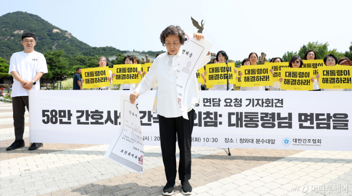 [서울=뉴시스] 김선웅 기자 = 신경림 대한간호협회장이 30일 서울 종로구 청와대 앞에서 기자회견을 열고 진료지원 간호사 교육체계 정상화 및 대통령 면담을 촉구하는 퍼포먼스를 하고 있다. 2026.06.30. mangusta@newsis.com /사진=김선웅