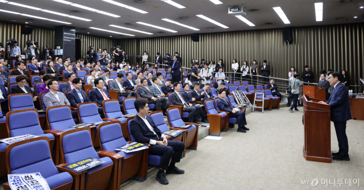 [서울=뉴시스] 고범준 기자 = 정점식 국민의힘 원내대표가 2일 서울 여의도 국회에서 열린 의원총회에서 발언하고 있다. 2026.07.02. bjko@newsis.com /사진=고범준