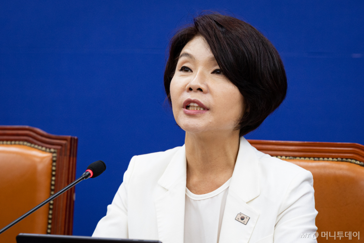 (서울=뉴스1) 유승관 기자 = 한정애 더불어민주당 정책위의장이 2일 서울 여의도 국회에서 열린 정책조정회의에서 모두 발언을 하고 있다. 2026.7.2/뉴스1 Copyright © 뉴스1. All rights reserved. 무단 전재 및 재배포, AI학습 이용 금지. /사진=(서울=뉴스1) 유승관 기자