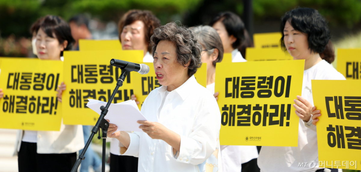 신경림 대한간호협회장이 지난달 30일 서울 종로구 청와대 앞에서 기자회견을 열고 진료지원 간호사 교육체계 정상화 및 대통령 면담을 촉구하고 있다./사진=뉴시스