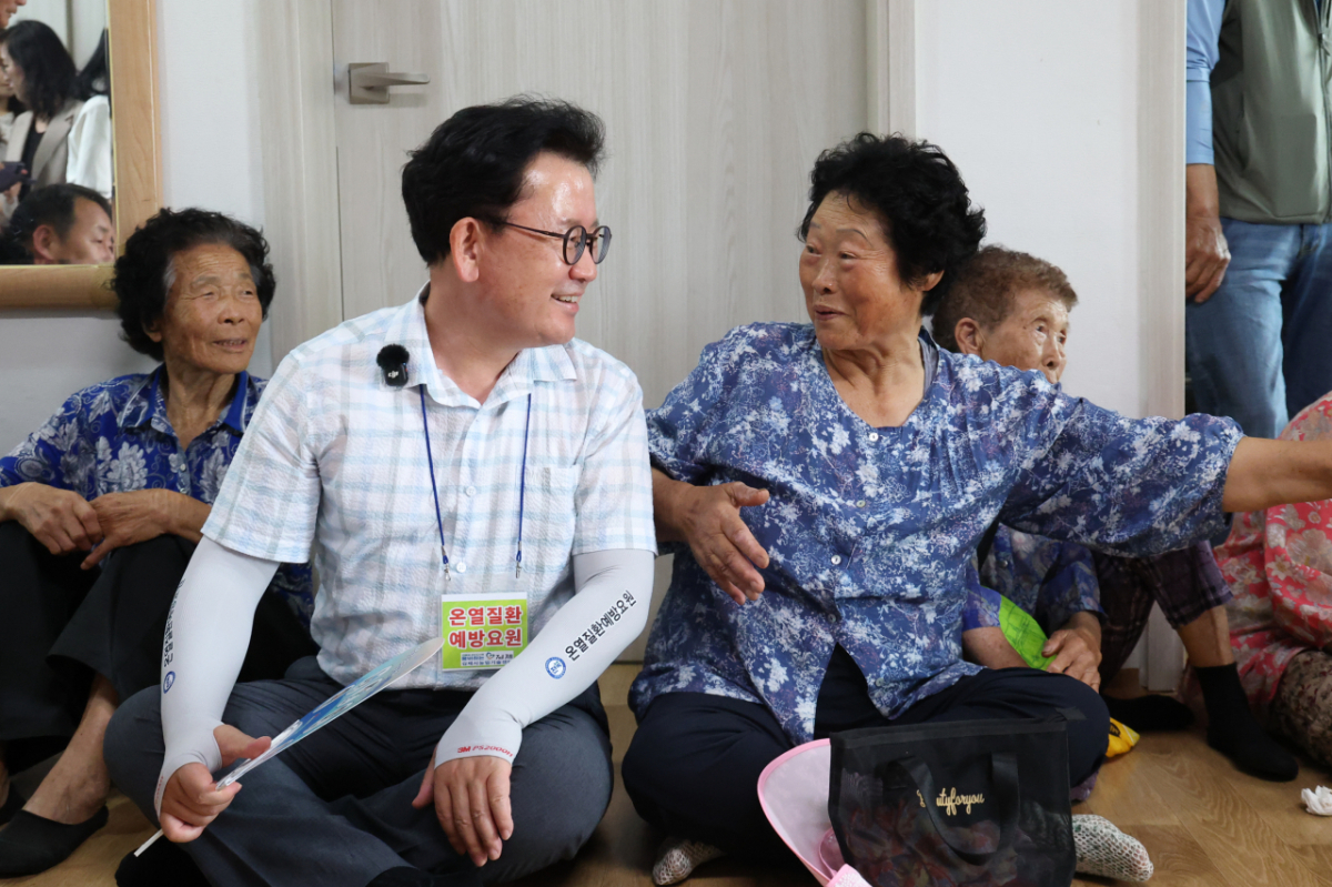 이승돈 농촌진흥청장이 2일 용전마을회관에서 한 할머니에게 온열질환 예방 수칙을 안내하며 웃고 있다./ 사진제공 = 농촌진흥청