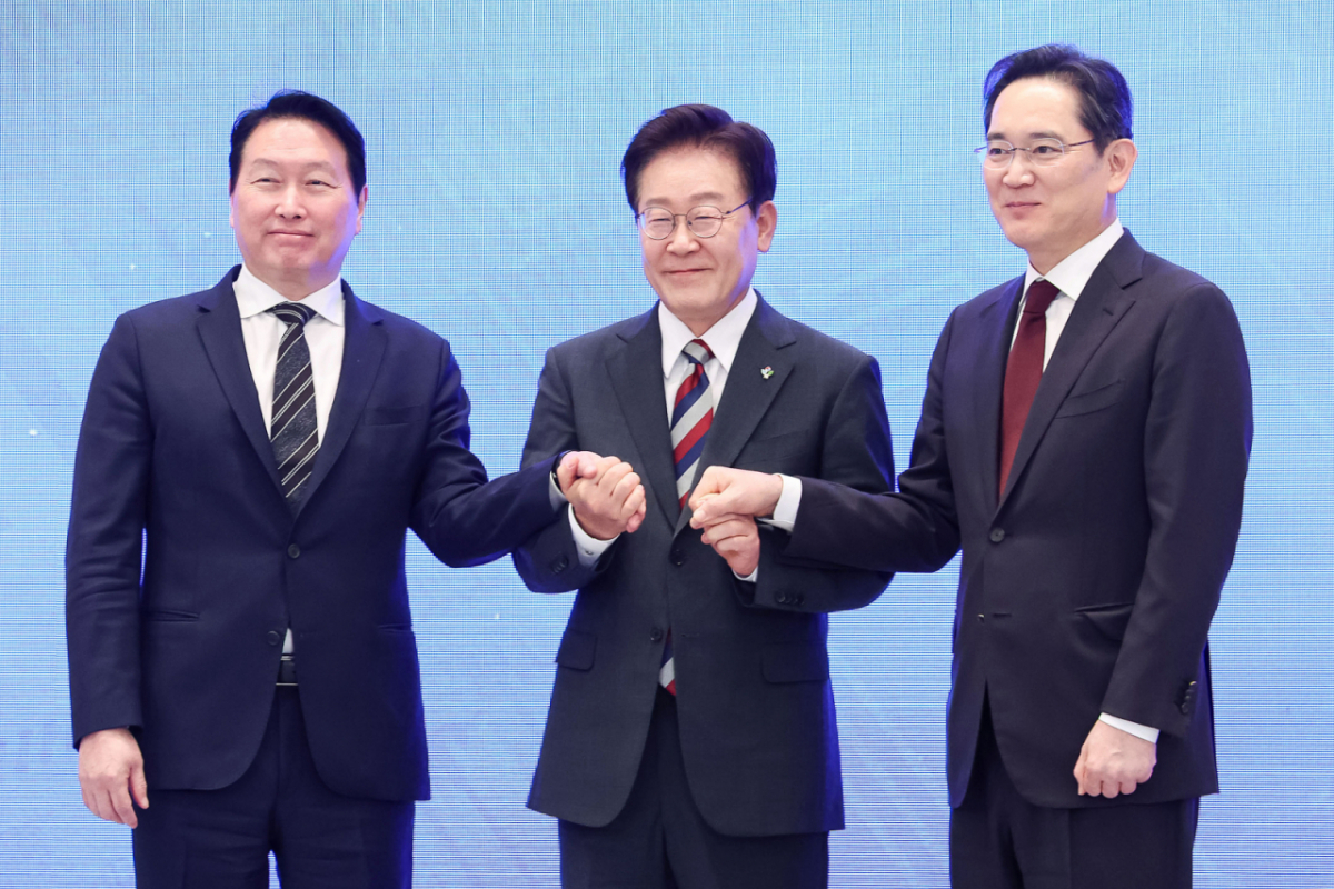 [서울=뉴시스] 조성봉 기자 = 이재명 대통령과 이재용(오른쪽) 삼성전자 회장, 최태원 SK 회장이 29일 청와대 영빈관에서 열린 ‘대한민국 대도약 3대 메가프로젝트 국민보고회’에서 기념촬영을 하고 있다. 2026.06.29. suncho21@newsis.com /사진=뉴시스