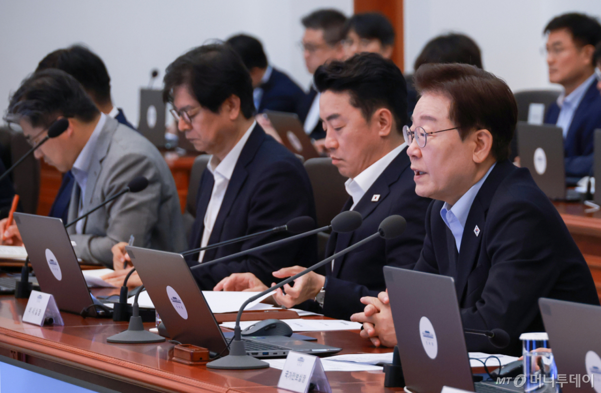 (서울=뉴스1) 이재명 기자 = 이재명 대통령이 2일 청와대에서 열린 수석보좌관회의에서 발언하고 있다 (청와대통신사진기자단) 2026.7.2/뉴스1 Copyright © 뉴스1. All rights reserved. 무단 전재 및 재배포, AI학습 이용 금지. /사진=(서울=뉴스1) 이재명 기자