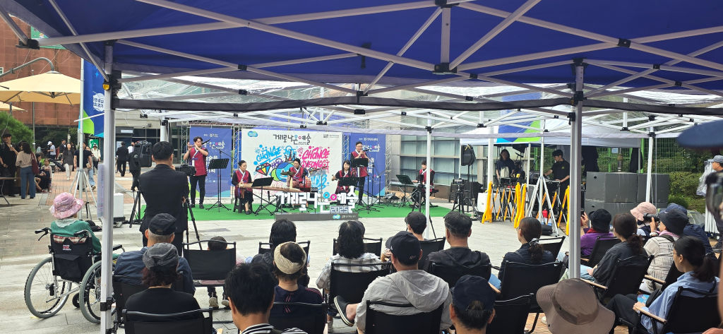지난해 열린 거리로 나온 예술 공연 모습./사진제공=경기아트센터