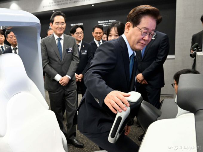 이재명 대통령이 2일 충남 아산시에서 열린 충청권 첨단산업 발전비전 국민보고회에 앞서 삼성디스플레이의 스마트자동차에 탑승하고 있다. /아산=뉴시스