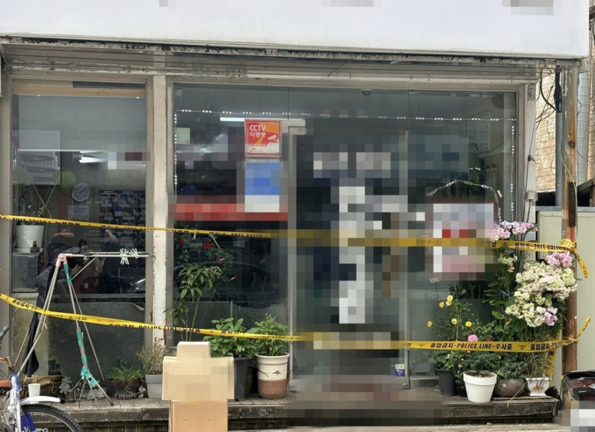 2일 흉기 난동이 발생한 경남 거제시 고현동의 한 미용실 앞에 폴리스라인이 설치돼 있다/사진=뉴스1