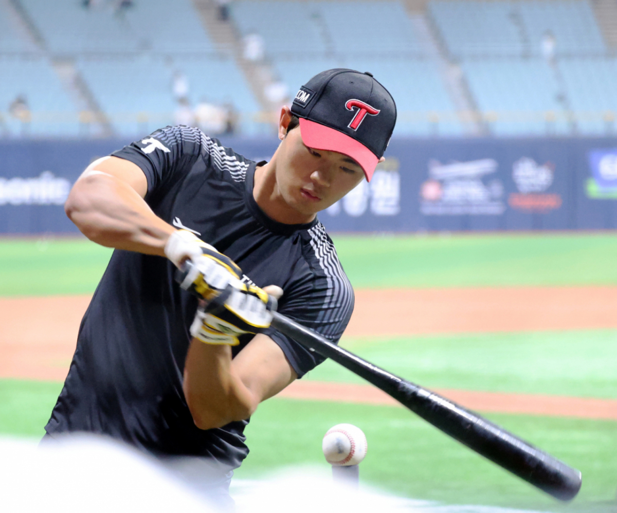 LG 이영빈이  2일 고척스카이돔에서 열리는 2026KBO리그 키움히어로즈와 LG트윈스 경기에 앞서 타격훈련을 하고 있다. 2026.07.02.    LG 이영빈이  2일 고척스카이돔에서 열리는 2026KBO리그 키움히어로즈와 LG트윈스 경기에 앞서 타격훈련을 하고 있다. 2026.07.02. /사진=강영조 cameratalks@