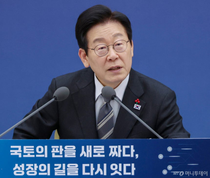 [세종=뉴시스] 최동준 기자 = 이재명 대통령이 지난해 12월 세종시 정부세종컨벤션센터에서 열린 국토교통부 업무보고에서 발언하고 있다. (대통령실통신사진기자단) 2025.12.12. photocdj@newsis.com 