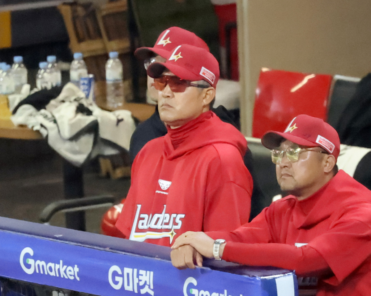 이숭용 SSG 랜더스 감독(왼쪽). /사진=강영조 선임기자
