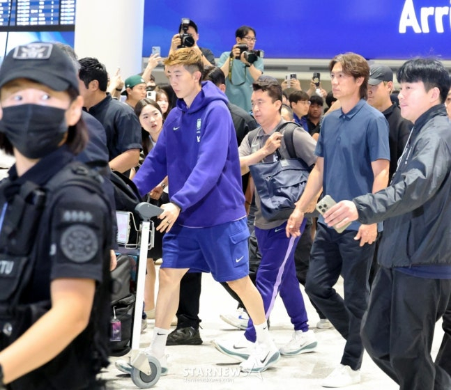 숨돌릴 틈 없이 공항 빠져나가는 홍명보 전 축구대표팀 감독. /사진=강영조 선임 기자.