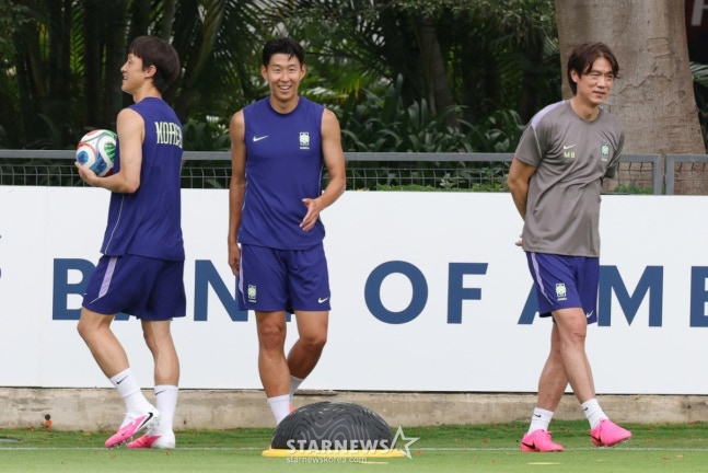 대한민국 축구 국가대표팀이 2026 북중미월드컵을 닷새 앞두고 6일 멕시코 과달라하라 치바스 바예베르데에서 첫 훈련을 진행했다.  이재성과 손흥민이 홍명보 감독 앞에서 밸런스 훈련을 하고 있다.  홍명보호는 오는 6월 12일 오전 11시(한국시간) 체코와 운명의 조별리그 1차전, 그리고 일주일 뒤인 19일 오전 10시 개최국 멕시코와 분수령이 될 2차전을 이곳 과달라하라에서 치른다. /사진=김진경 대기자.