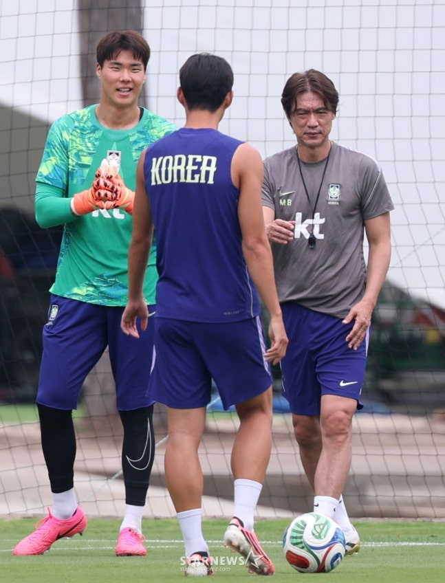 대한민국 축구 국가대표팀이 2026 북중미월드컵을 앞두고 8일 멕시코 과달라하라 치바스 베르데 바예에서 훈련을 진행했다.  홍명보 감독이 주장 손흥민에 말을 건네고 있다. /사진=김진경 대기자.