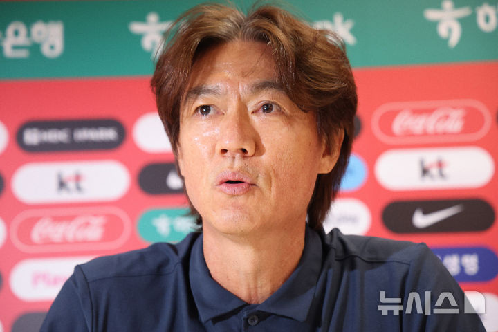 사퇴를 발표하는 홍명보 감독. /사진=뉴시스 제공