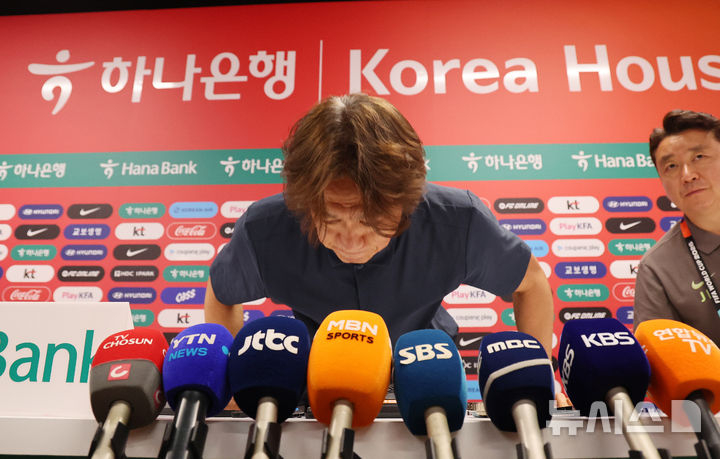 사퇴 선언한 뒤 자리에서 일어나는 홍명보 감독. /사진=뉴시스 제공