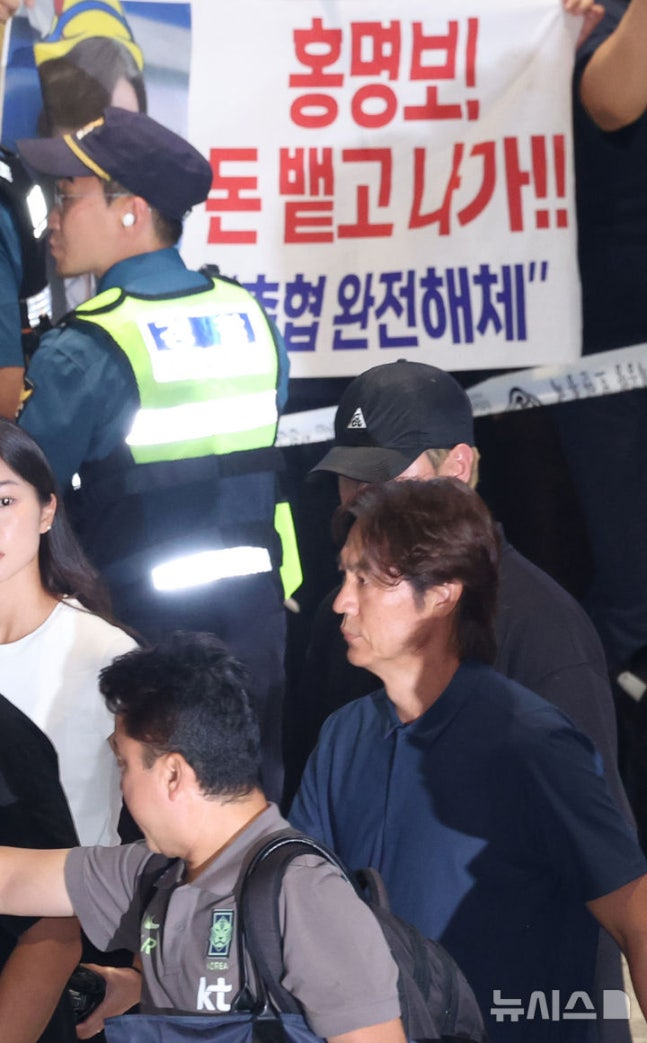 홍명보(오른쪽) 감독이 지난달 29일 인천국제공항 제2터미널을 통해 귀국하고 있다. /사진=뉴시스