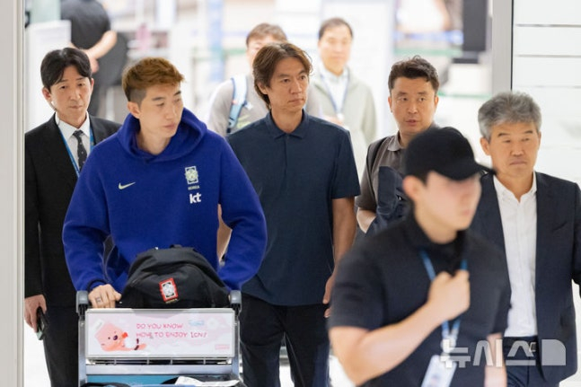 홍명보(가운데) 감독이 지난달 29일 인천국제공항 제2터미널을 통해 귀국하고 있다. /사진=뉴시스