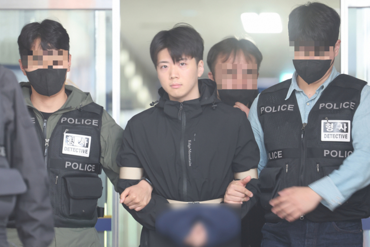 광주 도심에서 일면식 없는 여고생을 살해한 혐의를 받는 장윤기(23)가 경찰서에서 검찰로 송치되는 모습. /사진=뉴스1