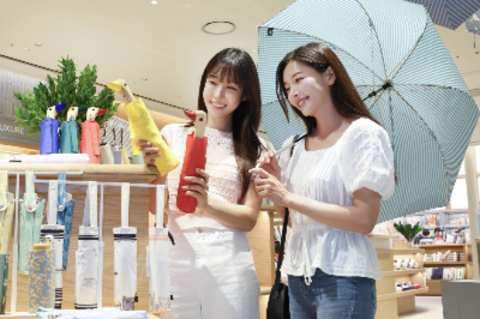 (서울=뉴스1) 이종수 기자 = 신세계백화점이 강남점 지하 1층에 '패션 액세서리 전문관'을 새롭게 열고, 여름 시즌에 맞춘 다양한 패션 아이템을 선보인다고 2일 밝혔다. 패션 액세서리 전문관은 신세계만의 큐레이션을 바탕으로 스카프, 모자, 우양산, 양말, 가방, 휴대폰 액세서리 등 패션소품부터 라이프스타일 상품까지 한 공간에서 만나볼 수 있는 트렌디한 패션소품 편집샵이다. (신세계백화점 제공. 재판매 및 DB금지) 2026.7.2/뉴스1 Copyright © 뉴스1. All rights reserved. 무단 전재 및 재배포, AI학습 이용 금지. /사진=(서울=뉴스1) 이종수 기자