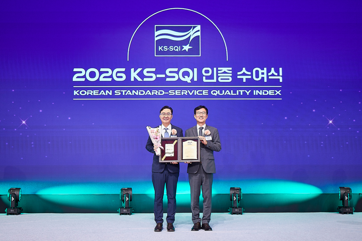 최찬호(왼쪽) HD현대오일뱅크 영업지원부문장이 지난 2일 한국표준협회가 주관하는 KS-SQI 조사에서 12년 연속 주유소 부문 1위를 수상하며 기념 사진을 촬영하고 있다./사진=HD현대오일뱅크