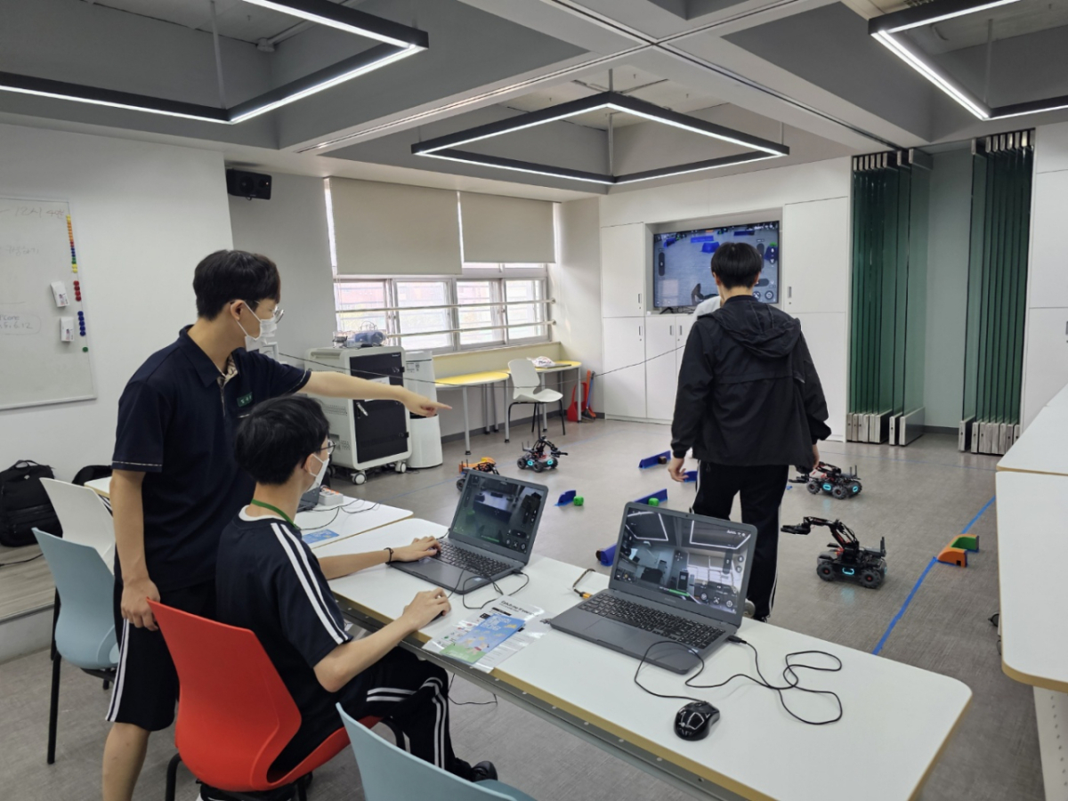 지난해 태릉고 축제에서 AI연구부 동아리 학생들이 로봇 축구 대회를 운영하고 있다. /사진제공=서울 태릉고