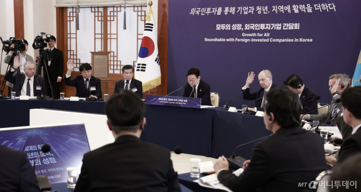 지난달 28일 청와대에서 열린 외국인 투자 기업 간담회에서 각국 상의 대표들이 발언권을 요청하고 있다. /사진=뉴스1
