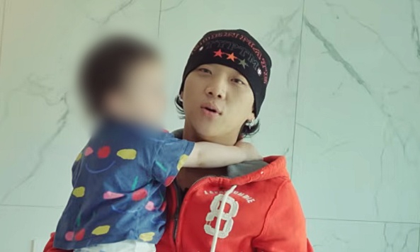 양홍원이 지난달 유튜브 채널에 공개한 영상에서 딸을 안고 있는 모습./사진=유튜브 채널 '양홍원의 육아일기'