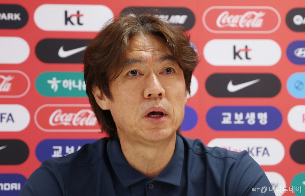 (과달라하라(멕시코)=뉴스1) 박지혜 기자 = 한국 축구 국가대표팀 홍명보 감독이 28일(현지시간) 멕시코 과달라하라 인근 사포판 치바스 바예 베르데 훈련장에 마련된 베이스캠프에서 열린 월드컵 결산 기자회견에서 부진에 대한 책임을 지고 감독직에서 물러나겠다는 뜻을 밝히고 있다. 2026.6.29/뉴스1 Copyright © 뉴스1. All rights reserved. 무단 전재 및 재배포, AI학습 이용 금지. /사진=(과달라하라(멕시코)=뉴스1) 박지혜 기자