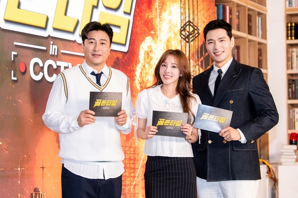 SBS '골든타임 in CCTV'의 MC 안정환(사진 맨 왼쪽부터 오른쪽으로), 산다라박, 김주우./사진제공SBS