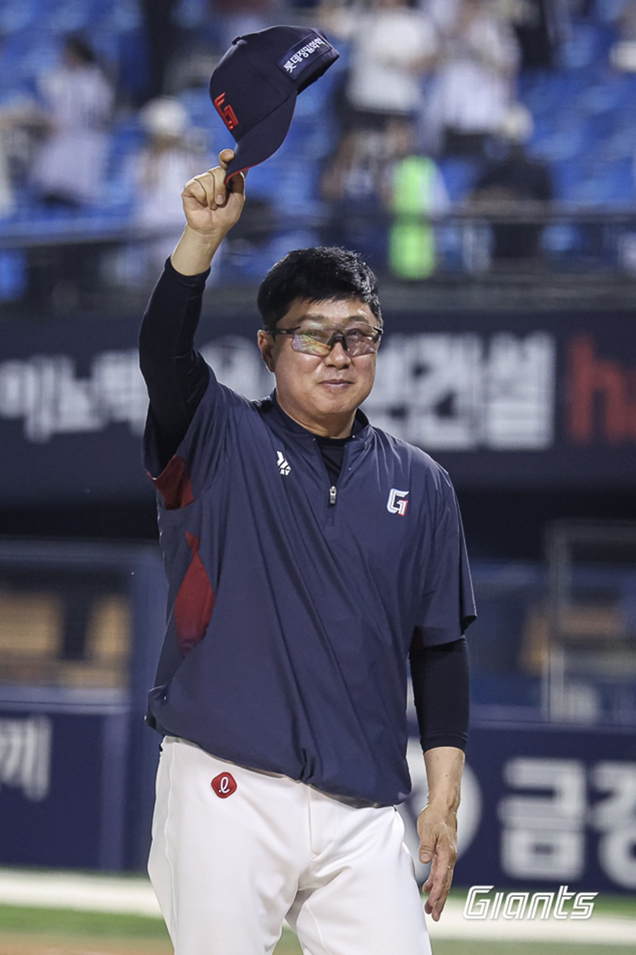 김태형 롯데 감독이 지난 1일 잠실 두산전 승리 후 관중에게 인사하고 있다. /사진=롯데 자이언츠