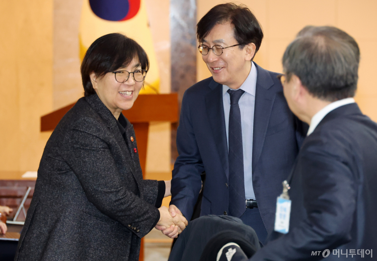 [서울=뉴시스] 추상철 기자 = 정은경 보건복지부 장관이 29일 오전 서울 종로구 정부서울청사에서 열린 제2차 의료혁신위원회에서 정기현 의료혁신위원장과 인사하고 있다. 2026.01.29. scchoo@newsis.com /사진=추상철