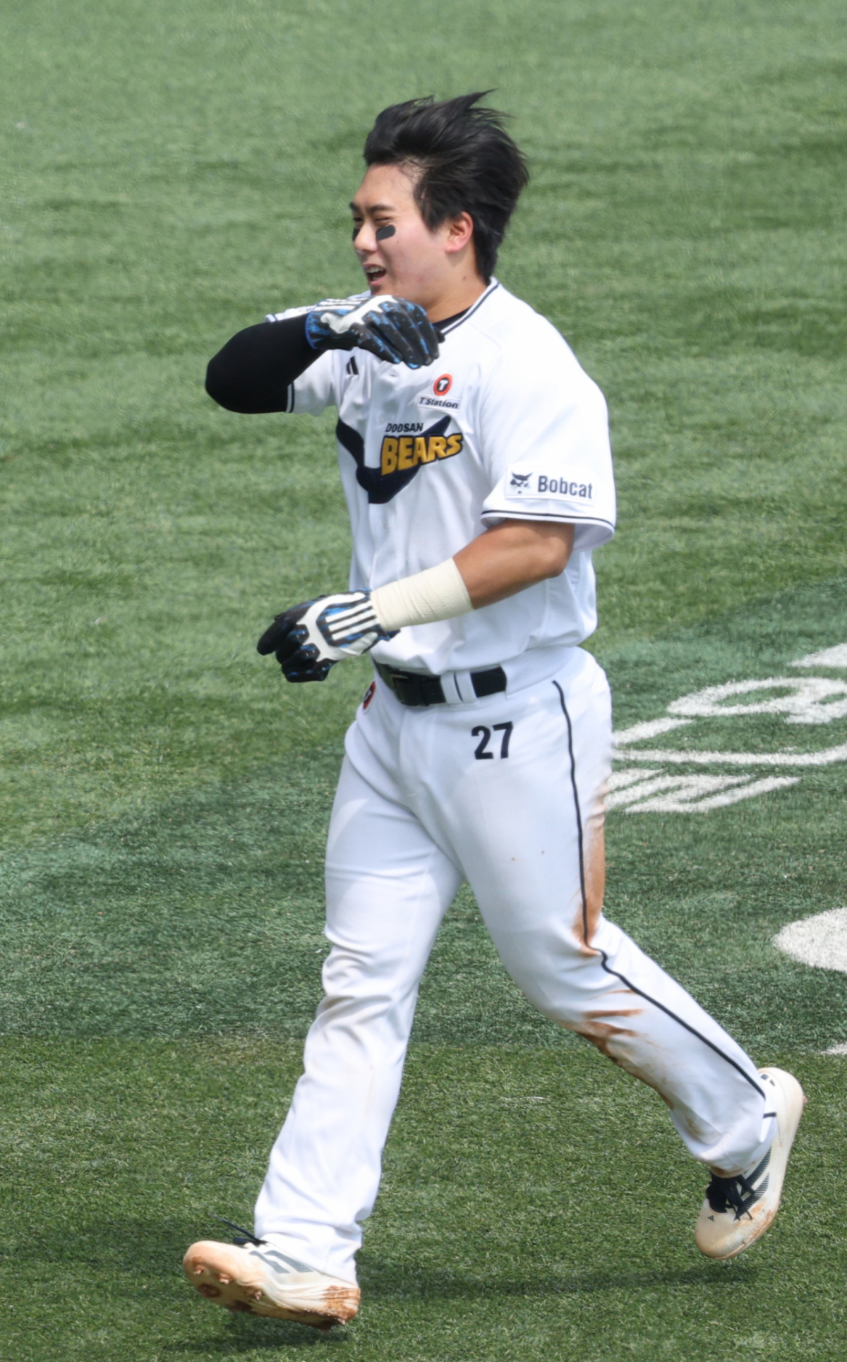 2026 신한 SOL KBO리그 두산 베어스 대 SSG 랜더스 경기가 10일 서울 잠실야구장에서 열렸다. 두산 2회말 1사 만사에서 2루주자 윤준호가 박찬호의 희생 플라이와 상대 실책을 틈 타 때 홈으로 뛰어 득점하고 있다. /사진=김진경 대기자