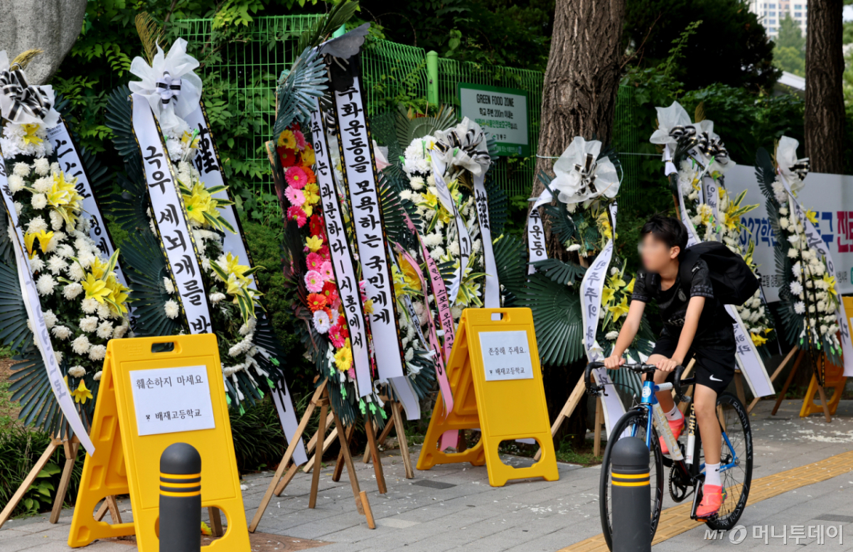 [서울=뉴시스] 권창회 기자 = 1일 오후 서울 강동구 배재고등학교 정문 앞에 근조화환이 늘어 서 있다.  지난달 29일 배재고는 청룡기 전국고교야구선수권대회 광주제일고와의 경기에서 "가야지, 가야지, 스타벅스 가야지", "탱크 데이"등 스타벅스의 '5·18 탱크데이' 논란을 연상시키는 구호를 외쳤다. 2026.07.01. kch0523@newsis.com /사진=김진아