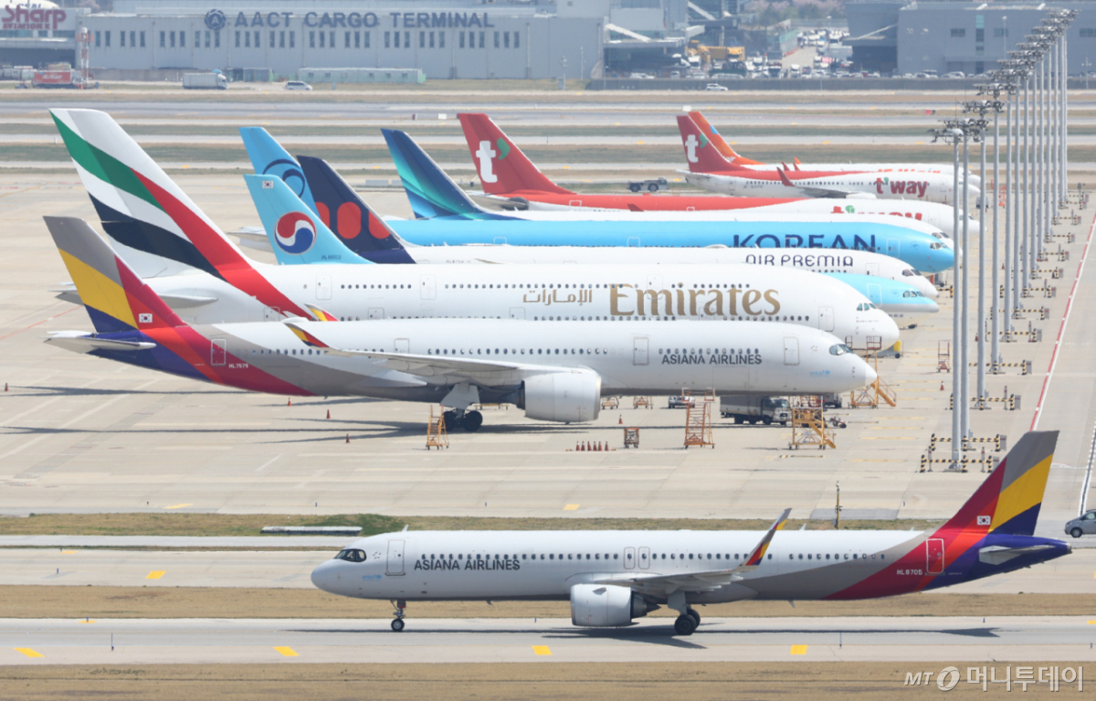 지난 4월 16일 인천국제공항 활주로에 항공기가 이동하고 있다./사진= 뉴시스