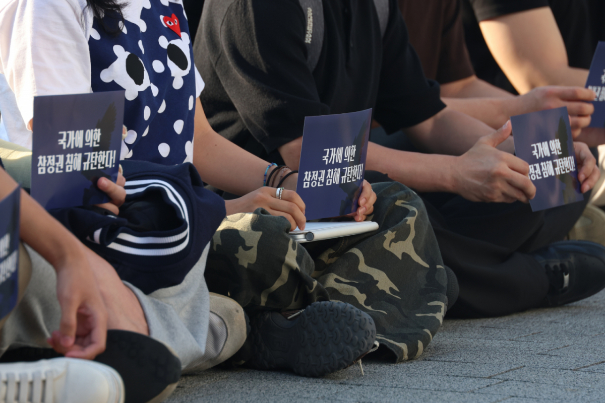 전국 주요 대학 총학생회들이 6·3 지방선거 투표용지 부족사태를 규탄하는 취지의 시국선언을 동시다발로 진행한 6월10일 서울 연세대학교 신촌캠퍼스 학생회관 앞에서 총학생회 비상대책위원회 등 학생들이 시국선언을 하고 있다./사진=뉴시스.